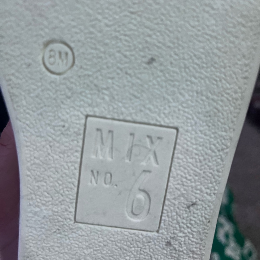 Size 8 women’s slip one barely worn. Brand mix no 6 from dsw: